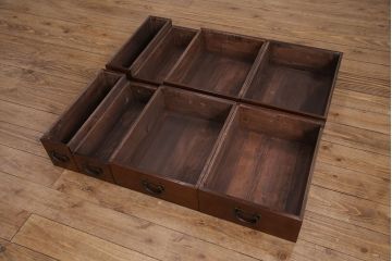和製ヴィンテージ　総ニレ材　お部屋に取り入れやすいサイズが魅力的な民芸階段箪笥(和箪笥、ビンテージ)(R-047571)