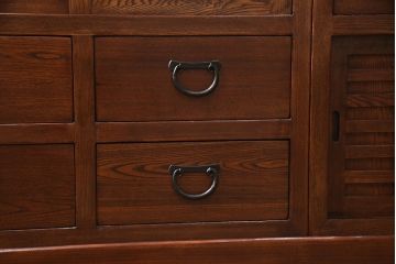 和製ヴィンテージ　総ニレ材　お部屋に取り入れやすいサイズが魅力的な民芸階段箪笥(和箪笥、ビンテージ)(R-047571)