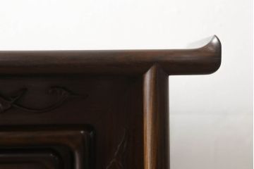 中古　国産指物家具　花梨(カリン)材　松竹梅図　漆塗りの艶やかな木肌が美しい飾り棚(定価約48万円)(茶棚)(R-047574)