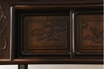 中古　国産指物家具　花梨(カリン)材　松竹梅図　漆塗りの艶やかな木肌が美しい飾り棚(定価約48万円)(茶棚)(R-047574)