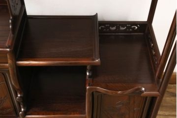 中古　国産指物家具　花梨(カリン)材　松竹梅図　漆塗りの艶やかな木肌が美しい飾り棚(定価約48万円)(茶棚)(R-047574)