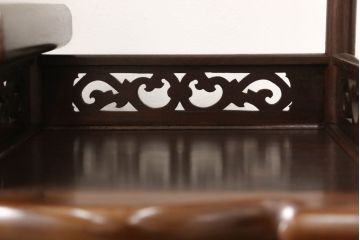 中古　国産指物家具　花梨(カリン)材　松竹梅図　漆塗りの艶やかな木肌が美しい飾り棚(定価約48万円)(茶棚)(R-047574)