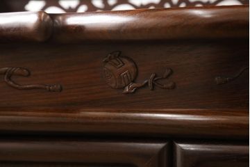 中古　国産指物家具　花梨(カリン)材　松竹梅図　漆塗りの艶やかな木肌が美しい飾り棚(定価約48万円)(茶棚)(R-047574)