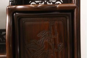 中古　国産指物家具　花梨(カリン)材　松竹梅図　漆塗りの艶やかな木肌が美しい飾り棚(定価約48万円)(茶棚)(R-047574)