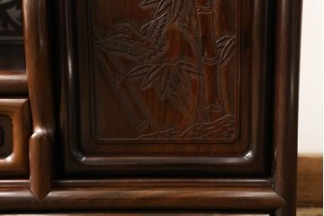 中古　国産指物家具　花梨(カリン)材　松竹梅図　漆塗りの艶やかな木肌が美しい飾り棚(定価約48万円)(茶棚)(R-047574)