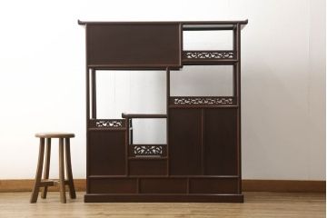 中古　国産指物家具　花梨(カリン)材　松竹梅図　漆塗りの艶やかな木肌が美しい飾り棚(定価約48万円)(茶棚)(R-047574)
