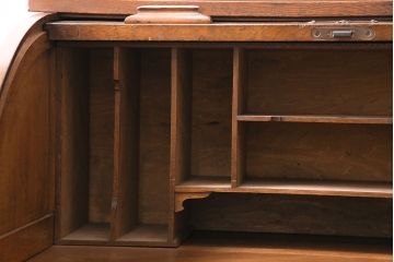 和製アンティーク　ロータイプが珍しい、ナラ材製のロールトップデスク(片袖デスク、座卓、座机、在宅ワーク、在宅用ワークデスク)(R-047575)