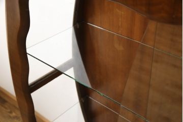 イギリスヴィンテージ　ユニークなデザインが目を引くバーチ材製の飾り棚(収納棚、戸棚、ガラスキャビネット、ビンテージ)(R-047581)