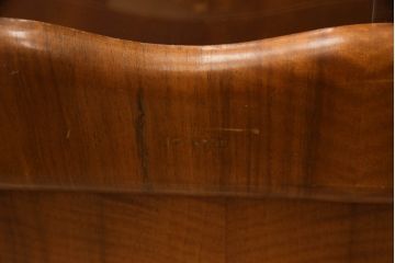 イギリスヴィンテージ　ユニークなデザインが目を引くバーチ材製の飾り棚(収納棚、戸棚、ガラスキャビネット、ビンテージ)(R-047581)