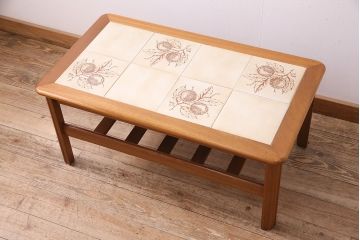 北欧ビンテージ　レトロなタイルトップが目を引くセンターテーブル(コーヒーテーブル、ローテーブル)(R-047582)