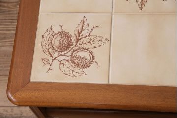 北欧ビンテージ　レトロなタイルトップが目を引くセンターテーブル(コーヒーテーブル、ローテーブル)(R-047582)