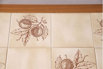 北欧ビンテージ　レトロなタイルトップが目を引くセンターテーブル(コーヒーテーブル、ローテーブル)(R-047582)