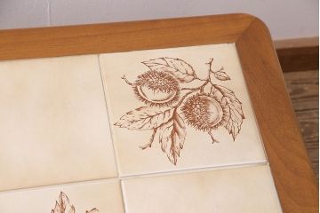 北欧ビンテージ　レトロなタイルトップが目を引くセンターテーブル(コーヒーテーブル、ローテーブル)(R-047582)