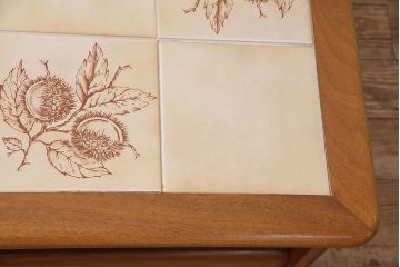 北欧ビンテージ　レトロなタイルトップが目を引くセンターテーブル(コーヒーテーブル、ローテーブル)(R-047582)