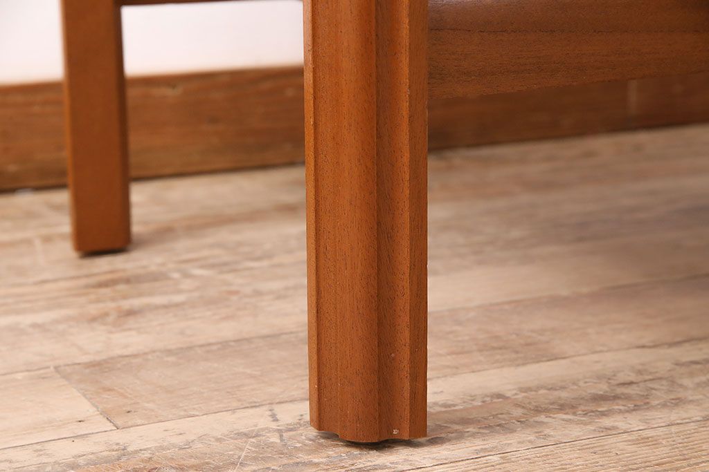 北欧ビンテージ　レトロなタイルトップが目を引くセンターテーブル(コーヒーテーブル、ローテーブル)(R-047582)