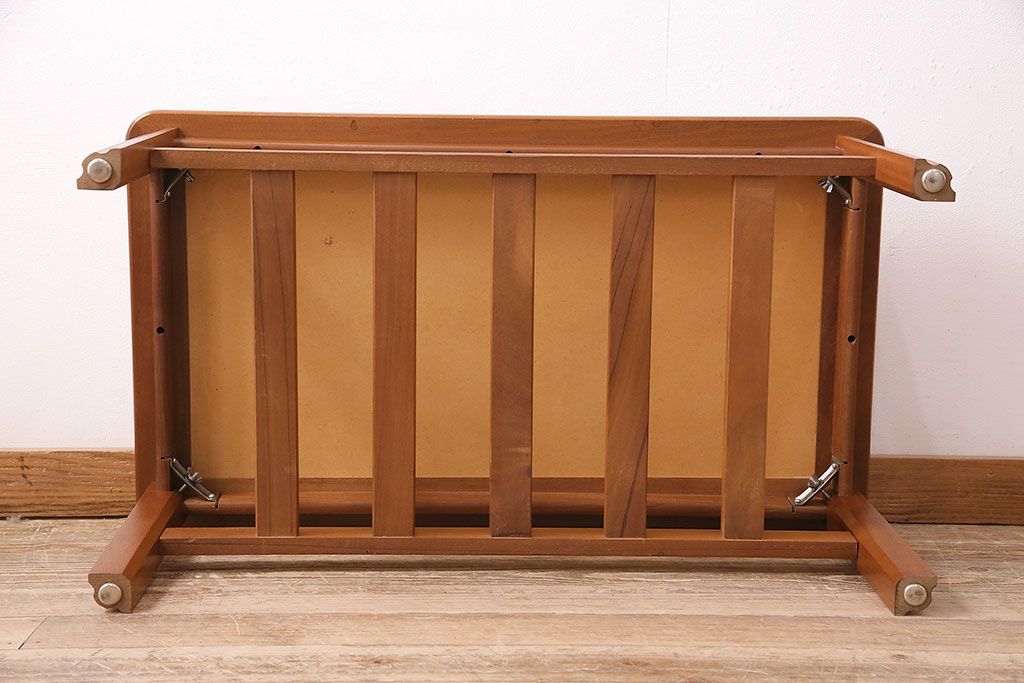 北欧ビンテージ　レトロなタイルトップが目を引くセンターテーブル(コーヒーテーブル、ローテーブル)(R-047582)