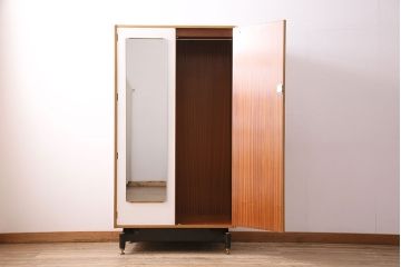 イギリスビンテージ　人気のG-PLAN!扉のホワイトカラーがお洒落なワードローブ(収納棚、キャビネット)(R-047584)