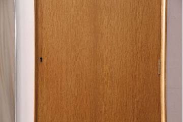 イギリスビンテージ　人気のG-PLAN!扉のホワイトカラーがお洒落なワードローブ(収納棚、キャビネット)(R-047584)