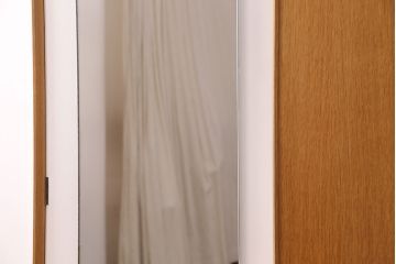 イギリスビンテージ　人気のG-PLAN!扉のホワイトカラーがお洒落なワードローブ(収納棚、キャビネット)(R-047584)