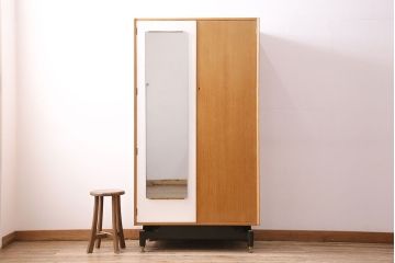 イギリスビンテージ　人気のG-PLAN!扉のホワイトカラーがお洒落なワードローブ(収納棚、キャビネット)(R-047584)