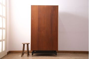 イギリスビンテージ　人気のG-PLAN!扉のホワイトカラーがお洒落なワードローブ(収納棚、キャビネット)(R-047584)