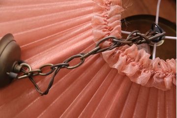 ヴィンテージ照明　アメリカビンテージ　3灯式　ピンクファブリックのシェードが可愛らしい特大の天井照明(布シェード、吊り下げ照明、ペンダントライト)(R-047586)
