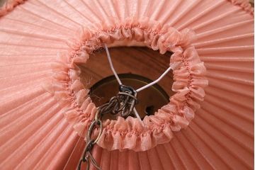 ヴィンテージ照明　アメリカビンテージ　3灯式　ピンクファブリックのシェードが可愛らしい特大の天井照明(布シェード、吊り下げ照明、ペンダントライト)(R-047586)