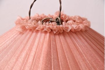 ヴィンテージ照明　アメリカビンテージ　3灯式　ピンクファブリックのシェードが可愛らしい特大の天井照明(布シェード、吊り下げ照明、ペンダントライト)(R-047586)