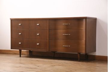 アメリカヴィンテージ　BASSETT FURNITURE(バセットファニチャー)　優美な雰囲気漂うマホガニー材製のサイドボード(引き出し、チェスト、ビンテージ)(R-047588)
