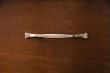 アメリカヴィンテージ　BASSETT FURNITURE(バセットファニチャー)　優美な雰囲気漂うマホガニー材製のサイドボード(引き出し、チェスト、ビンテージ)(R-047588)