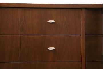 アメリカヴィンテージ　BASSETT FURNITURE(バセットファニチャー)　優美な雰囲気漂うマホガニー材製のサイドボード(引き出し、チェスト、ビンテージ)(R-047588)