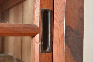 和製アンティーク　前面松材　収納がたっぷりできる、堂々とした佇まいの収納棚(食器棚、戸棚、キャビネット)(R-047589)