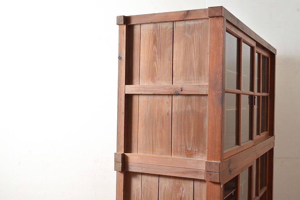 和製アンティーク　前面松材　収納がたっぷりできる、堂々とした佇まいの収納棚(食器棚、戸棚、キャビネット)(R-047589)