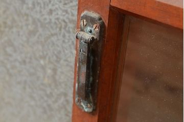 和製アンティーク　前面ヒノキ材　ノスタルジックな空間を高める三尺重ね戸棚(収納棚、キャビネット、食器棚)(R-047592)