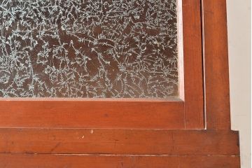 和製アンティーク　前面ヒノキ材　ノスタルジックな空間を高める戸棚(収納棚、キャビネット、食器棚、サイドボード)(R-047593)