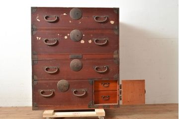 和製アンティーク　大きめの金具がアクセントになるヒノキ材製の重ね箪笥(収納箪笥、衣装箪笥、整理箪笥、引き出し)(R-047595)