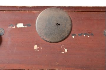 和製アンティーク　大きめの金具がアクセントになるヒノキ材製の重ね箪笥(収納箪笥、衣装箪笥、整理箪笥、引き出し)(R-047595)