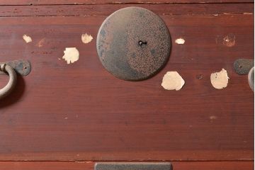 和製アンティーク　大きめの金具がアクセントになるヒノキ材製の重ね箪笥(収納箪笥、衣装箪笥、整理箪笥、引き出し)(R-047595)