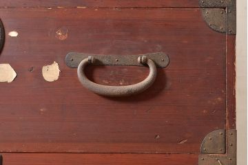 和製アンティーク　大きめの金具がアクセントになるヒノキ材製の重ね箪笥(収納箪笥、衣装箪笥、整理箪笥、引き出し)(R-047595)