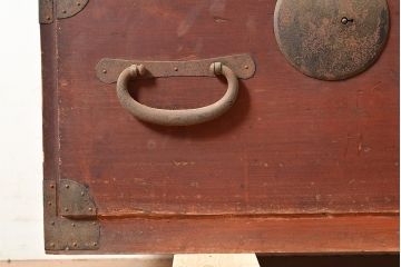 和製アンティーク　大きめの金具がアクセントになるヒノキ材製の重ね箪笥(収納箪笥、衣装箪笥、整理箪笥、引き出し)(R-047595)