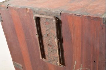 和製アンティーク　大きめの金具がアクセントになるヒノキ材製の重ね箪笥(収納箪笥、衣装箪笥、整理箪笥、引き出し)(R-047595)