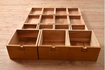 和製アンティーク　ナラ材製　小物収納に便利な北欧インテリアの雰囲気が漂うキャビネット(収納棚、リビングボード、引き出し)(R-047597)