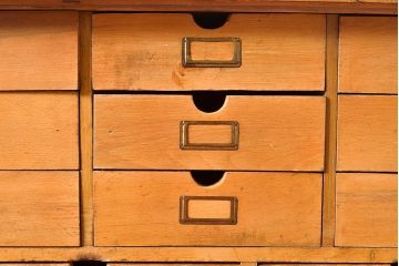 和製アンティーク　ナラ材製　小物収納に便利な北欧インテリアの雰囲気が漂うキャビネット(収納棚、リビングボード、引き出し)(R-047597)