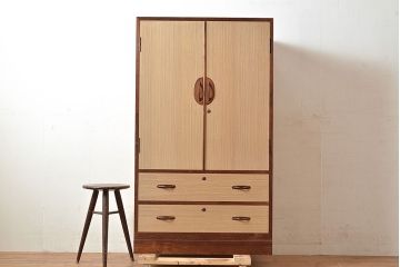 中古美品　民芸家具　縁・取っ手座桑材　特注品で作られた珍しいサイズ!コントラストがお洒落な国産桐箪笥(衣装箪笥、着物箪笥、和タンス、引き出し、桐たんす)(R-047599)