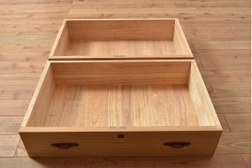 中古美品　民芸家具　縁・取っ手座桑材　特注品で作られた珍しいサイズ!コントラストがお洒落な国産桐箪笥(衣装箪笥、着物箪笥、和タンス、引き出し、桐たんす)(R-047599)