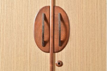 中古美品　民芸家具　縁・取っ手座桑材　特注品で作られた珍しいサイズ!コントラストがお洒落な国産桐箪笥(衣装箪笥、着物箪笥、和タンス、引き出し、桐たんす)(R-047599)