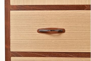 中古美品　民芸家具　縁・取っ手座桑材　特注品で作られた珍しいサイズ!コントラストがお洒落な国産桐箪笥(衣装箪笥、着物箪笥、和タンス、引き出し、桐たんす)(R-047599)