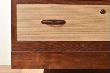 中古美品　民芸家具　縁・取っ手座桑材　特注品で作られた珍しいサイズ!コントラストがお洒落な国産桐箪笥(衣装箪笥、着物箪笥、和タンス、引き出し、桐たんす)(R-047599)