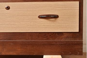 中古美品　民芸家具　縁・取っ手座桑材　特注品で作られた珍しいサイズ!コントラストがお洒落な国産桐箪笥(衣装箪笥、着物箪笥、和タンス、引き出し、桐たんす)(R-047599)