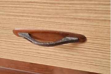 中古美品　民芸家具　縁・取っ手座桑材　特注品で作られた珍しいサイズ!コントラストがお洒落な国産桐箪笥(衣装箪笥、着物箪笥、和タンス、引き出し、桐たんす)(R-047599)